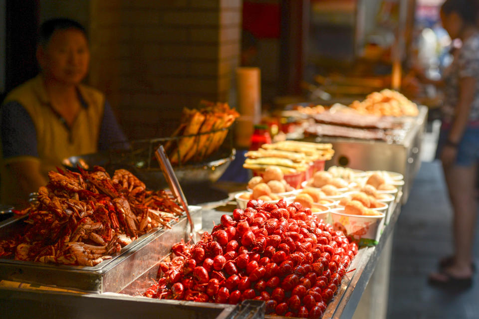 Un vendedor de pescados y mariscos en el centro de Wuhan, China. (Artur Widak/NurPhoto via Getty Images)