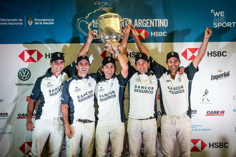 Por séptima vez consecutiva, y octava en total, Juan Martín Nero, Pablo Mac Donough, David Stirling y Adolfo Cambiaso levantan The Championship Cup; en este caso, con el brasileño Rodrigo Ribeiro De Andrade, que reemplazó a Nero durante el último chukker y medio.