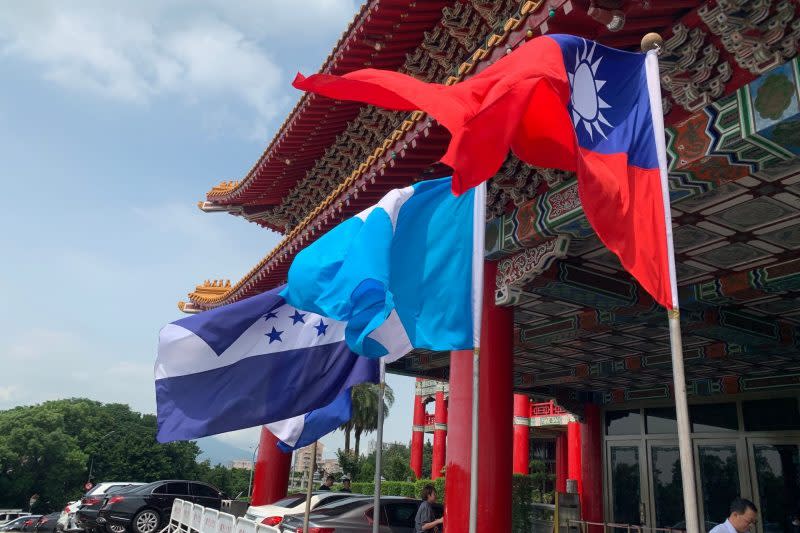 中美洲獨立紀念日酒會外，臺灣與中美洲友邦國旗。（臺灣數位外交協會提供）
