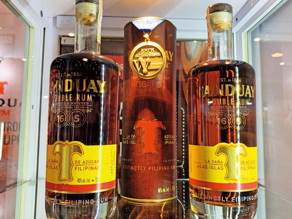菲律賓是蘭姆酒的生產與消費大國，這款獲得許多國際大獎肯定的Tanduay Double Rum，混合16年及5年原酒，再放進波本桶陳2年。