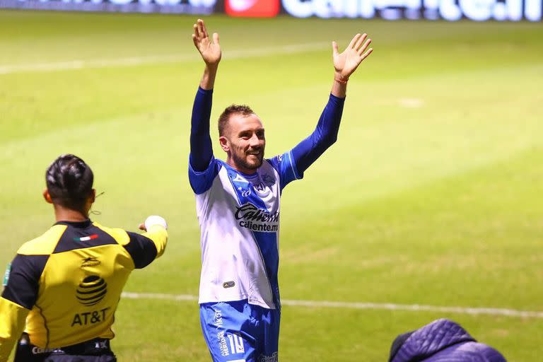 Federico Mancuello, con la camiseta de Puebla, club del que busca desvincularse para llegar a Independiente