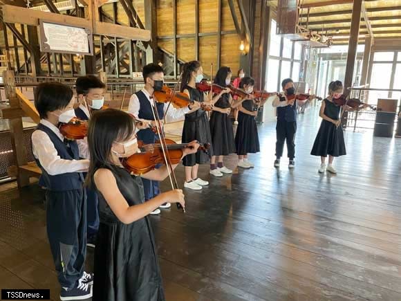 九份國小帶來中小提琴弦樂演奏悠揚的音樂飄揚。（圖：新北觀旅局提供）