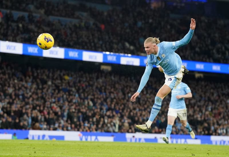 Manchester City's Erling Haaland attempts a shot on goal during the English Premier League soccer match between Manchester City and Chelsea at the Etihad Stadium. Nick Potts/PA Wire/dpa