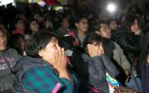 <p>TLAXIACO (MÉXICO), 24/02/2019.- Habitantes de la población de Tlaxiaco, en el estado de Oaxaca (México), lugar de nacimiento de la actriz Yalitza Aparicio, siguen en directo este domingo, la entrega de los premios Óscar. Los tres Óscar logrados hoy por “Roma”, de Alfonso Cuarón, se unen a las estatuillas conseguidas hasta ahora por profesionales del cine mexicano en la historia de unos premios que por primera vez celebraron el talento de sus vecinos en 1950 y que tenía a Anthony Quinn como su representante más galardonado. EFE/ Mario Arturo Martínez </p>