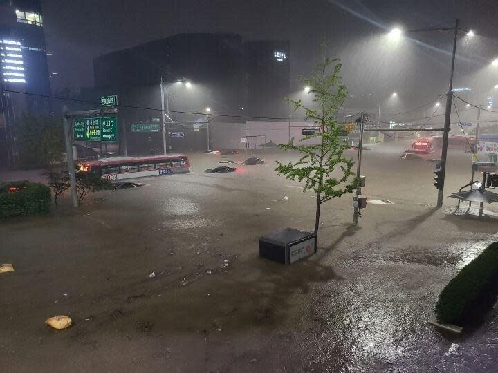 南韓首都圈降下百年一見暴雨，市區大淹水怵目驚心。（翻攝臉書）