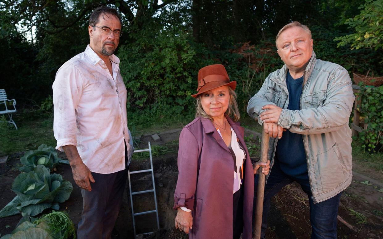 Eine Leiche im Schrebergarten beschäftigte Rechtsmediziner Boerne (Jan Josef Liefers, links), seine Assistentin Silke Haller (ChrisTine Urspruch) und Kommissar Thiel (Axel Prahl) im 45. "Tatort" aus Münster. (Bild:  WDR/Bavaria Fiction GmbH/Thomas Kost)