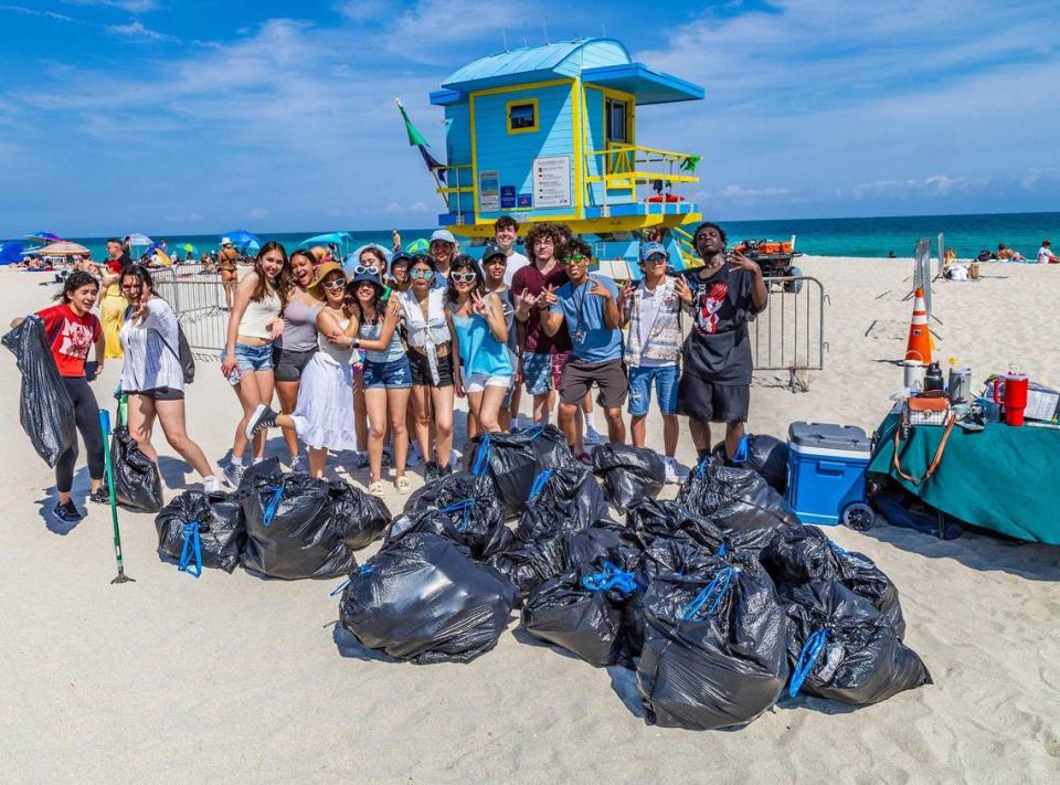 Estudiantes de diferentes escuelas del Condado Miami-Dade que se organizaron por su cuenta para limpiar voluntariamente la playa mostrando toda la basura que recogieron a lo largo de South Beach durante las vacaciones de primavera en Miami Beach el sábado 16 de marzo de 2024.