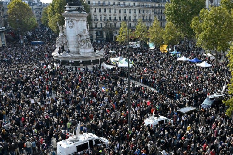 Des milliers de personnes rassemblées, le 18 octobre 2020, place de la République pour rendre hommage à Samuel Paty, le professeur d'histoire décapité dans les Yvelines - BERTRAND GUAY © 2019 AFP