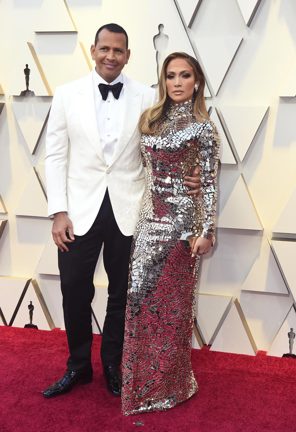 ARCHIVO - Alex Rodríguez y Jennifer Lopez llegan a la ceremonia de los premios Oscar en Los Angeles el 24 de febrero de 2019. Lopez y Rodríguez dijeron al programa "Today" el jueves 15 de abril de 2021 en una declaración conjunta que ponían fin a su compromiso de dos años. (Foto por Jordan Strauss/Invision/AP, Archivo)