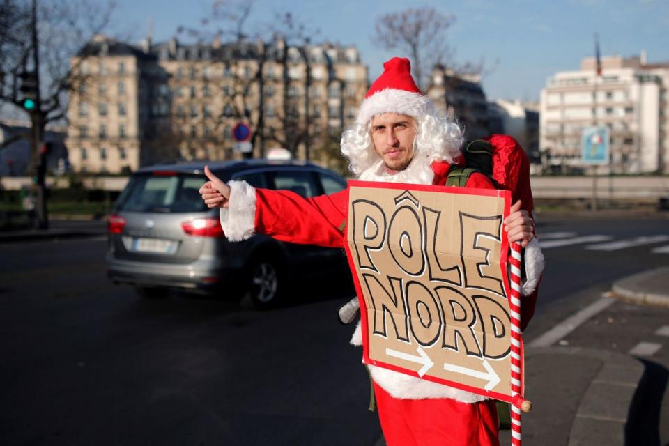 <p>Der französische Abenteurer und Blogger Capitaine Rémi Le Calvez hat sich als Nikolaus verkleidet und will so per Anhalter an den Nordpol reisen. (Bild: Benoit Tessier/Reuters) </p>