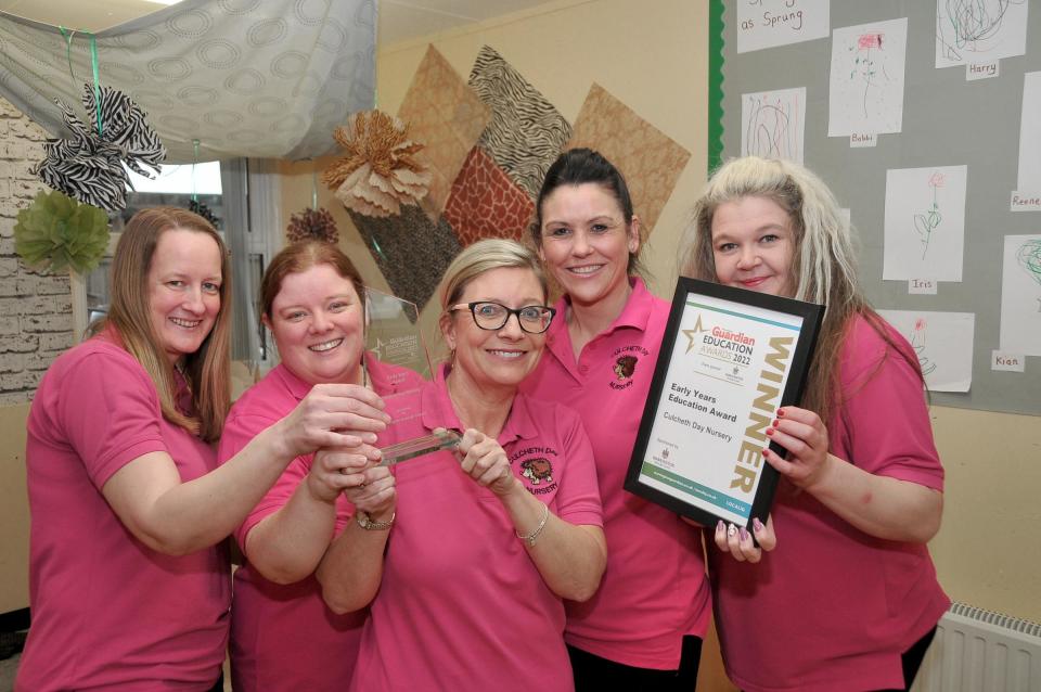 Culcheth Day Nursery ganó el premio Early Years del año pasado: (desde la izquierda) Andrea Beesley, Rachel Owen, Deborah Byrne-Davies, Louise Logan y Zoe Shaw