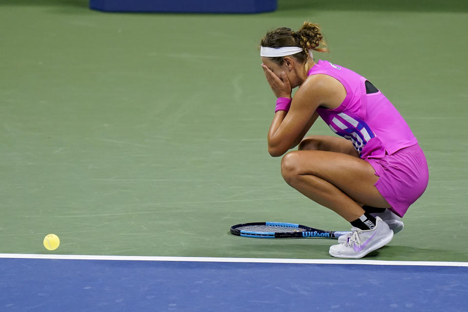 La bielorrusa Victoria Azarenka festeja después de eliminar a la local Serena Williams en la semifinal del Abierto de Estados Unidos, el jueves 10 de septiembre de 2020, en Nueva York (AP Foto/Seth Wenig)