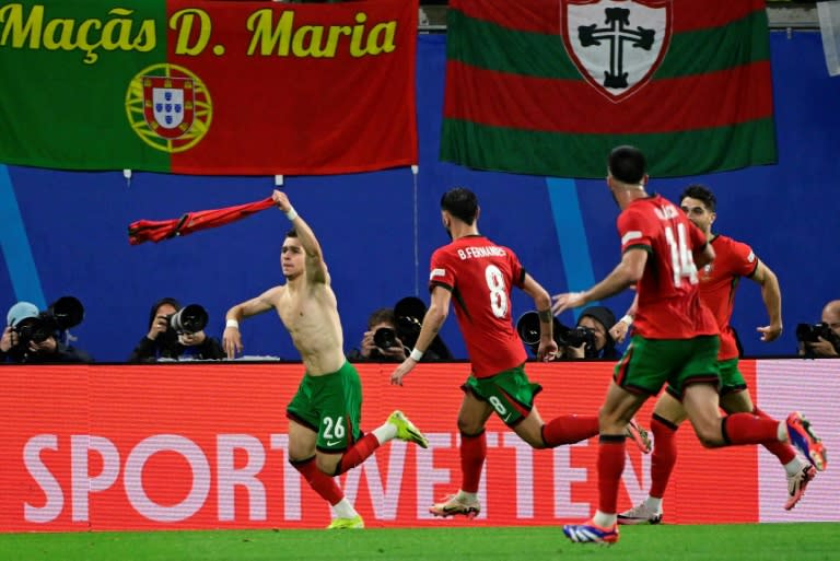 Les Portugais euphoriques sur le but de la victoire inscrit par Francisco Conceicao (torse nu) contre la République tchèque à Leipzig, le 18 juin 2024 (JOHN MACDOUGALL)