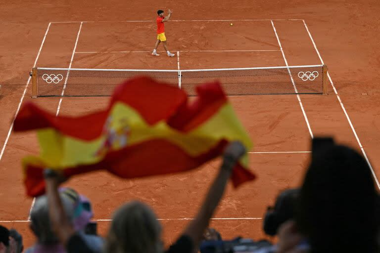 El español Carlos Alcaraz saluda al público después de vencer al neerlandés Tallon Griekspoor 