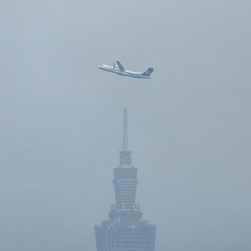 各地多雲偶飄雨　5/27起梅雨鋒面接近 中央氣象署表示，25日台灣附近水氣仍多，各地多雲 偶有飄雨，27日起另一波梅雨鋒面接近，西半部將逐 漸轉為有局部短暫陣雨或雷雨的天氣。圖為25日午後 從台北松山機場起飛航班恰好與台北地標101大樓同 框。 中央社記者王飛華攝　113年5月25日 