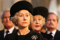 <b>'La Reina' (2006) </b><br> La única interpretación de Isabel II que tiene un Oscar es la de <a href=" http://es.cine.yahoo.com/artists/m/helen-mirren/index-9559689.html" data-ylk="slk:Helen Mirren;elm:context_link;itc:0;sec:content-canvas;outcm:mb_qualified_link;_E:mb_qualified_link;ct:story;" class="link  yahoo-link"> Helen Mirren </a> en la aclamada película <a href=" http://es.cine.yahoo.com/q/the-queen/index-9529074.html" data-ylk="slk:‘The Queen’;elm:context_link;itc:0;sec:content-canvas;outcm:mb_qualified_link;_E:mb_qualified_link;ct:story;" class="link  yahoo-link"> ‘The Queen’ </a>. El trabajo de la actriz ayudó a dar una visión más emotiva y personal del personaje de la abuela de William y Harry, principalmente durante el periodo de la muerte de Diana.