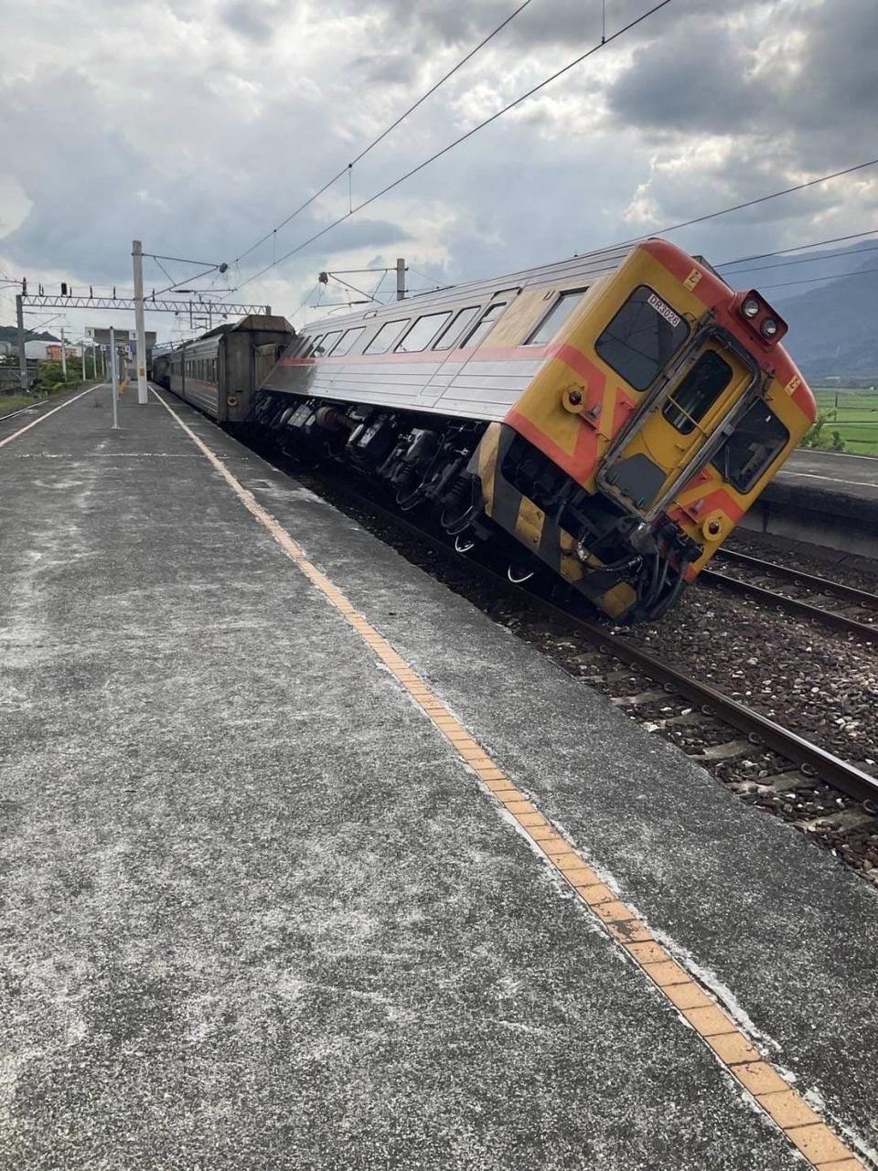 東里車站的月台建築毀損，420次自強號列車車頭傾斜。（翻攝自臉書）