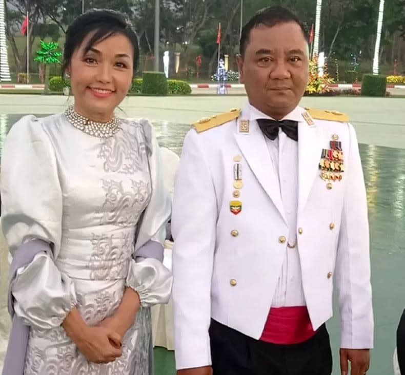 2023年3月27日，緬甸女歌手莉莉與陸軍發言人蘇敏敦在軍方節日活動上合影。翻攝臉書@Lily Naing Kyaw