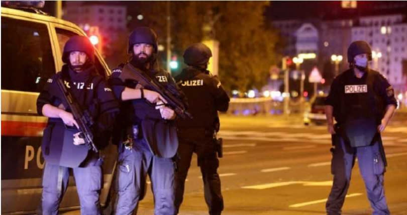 警方稱槍手在維也納市中心6個不同地點開火，導致至少2人死亡，多人受傷。（圖／Reuters）