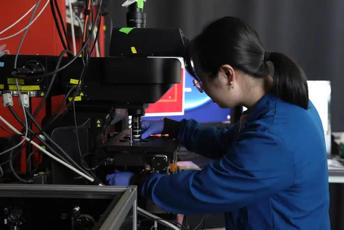 Naixin Qian demonstriert die Platzierung einer Probe für Nanokunststoffe, mikroskopisch kleine Kunststoffteile. - Copyright: AP Photo/Mary Conlon