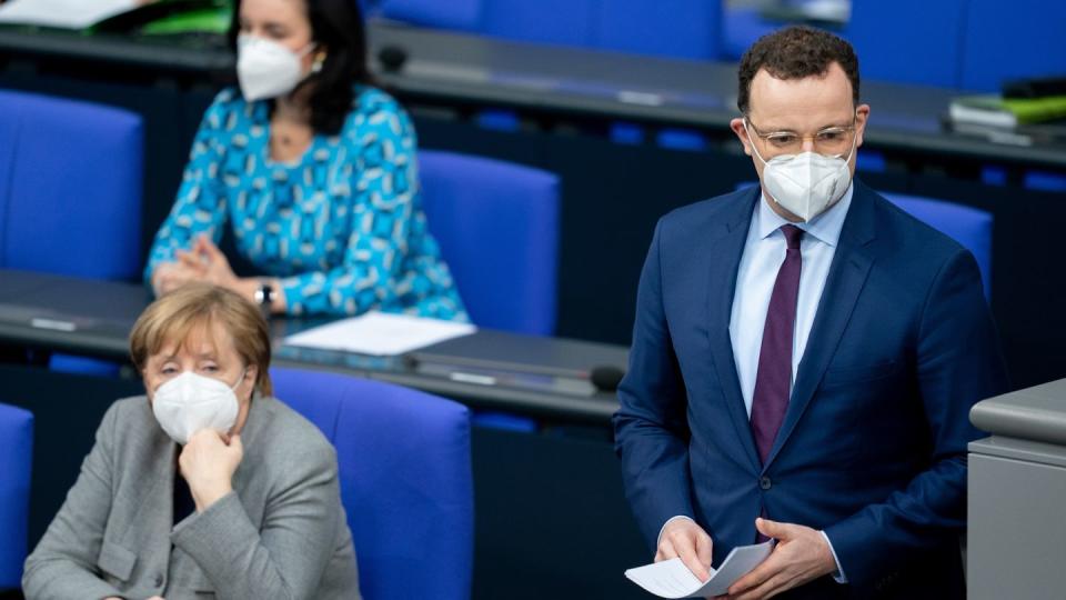 Jens Spahn geht zum Rednerpult für eine Regierungserklärung zu Corona-Impfungen. «Ich habe im Bundestag mein Wort gegeben: In dieser Pandemie wird es keine Impfpflicht geben», sagte er zuvor.