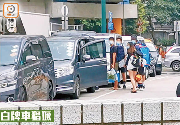 港鐵東涌站外經常有多輛七人車接載市民前往大嶼山。