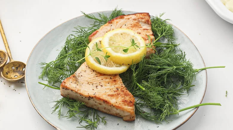 Swordfish steaks with lemon slices and dill