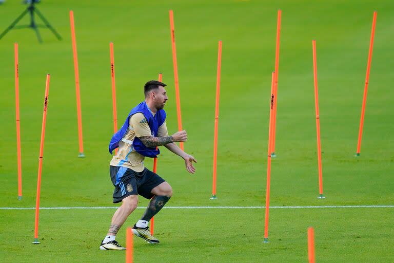 Lionel Messi  durante el entrenamiento de la selección argentina previo al partido por cuartos de final contra Ecuador en el NRG Stadium en Houston