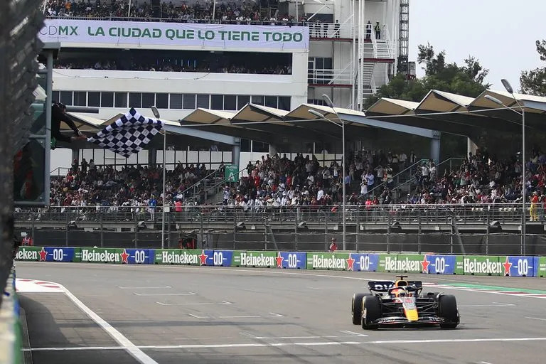 La bandera a cuadros cae sobre el auto de Max Verstappen, ganador por cuarta oportunidad del Gran Premio de México; el neerlandés también festejó en 2017, 2018 y 2021