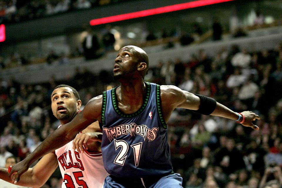 Minnesota Timberwolves' Kevin Garnett boxes out Chicago Bulls' Malik Allen in the first quarter during the Bulls 111-100 win over the Timberwolves at the United Center in Chicago, Illinois, Tuesday, February 28, 2006.  (Photo by Jos+¼ M. Osorio/Chicago Tribune/Tribune News Service via Getty Images)