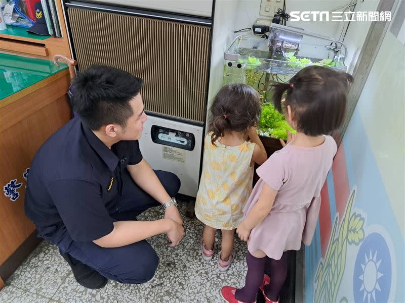 2女童到派出所報案，竟被魚缸的小魚吸引。（圖／翻攝畫面）