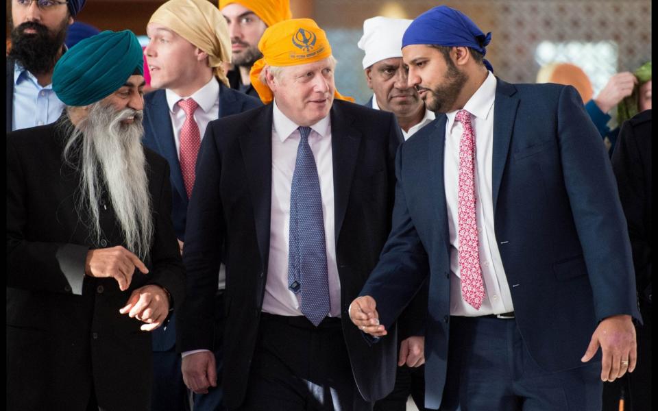 Boris Johnson visits a Sikh temple in London with Samir Jassal (right) - Pete Maclaine / i-Images