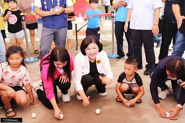 縣長張麗善立蛋秒成功。（圖：縣府提供）