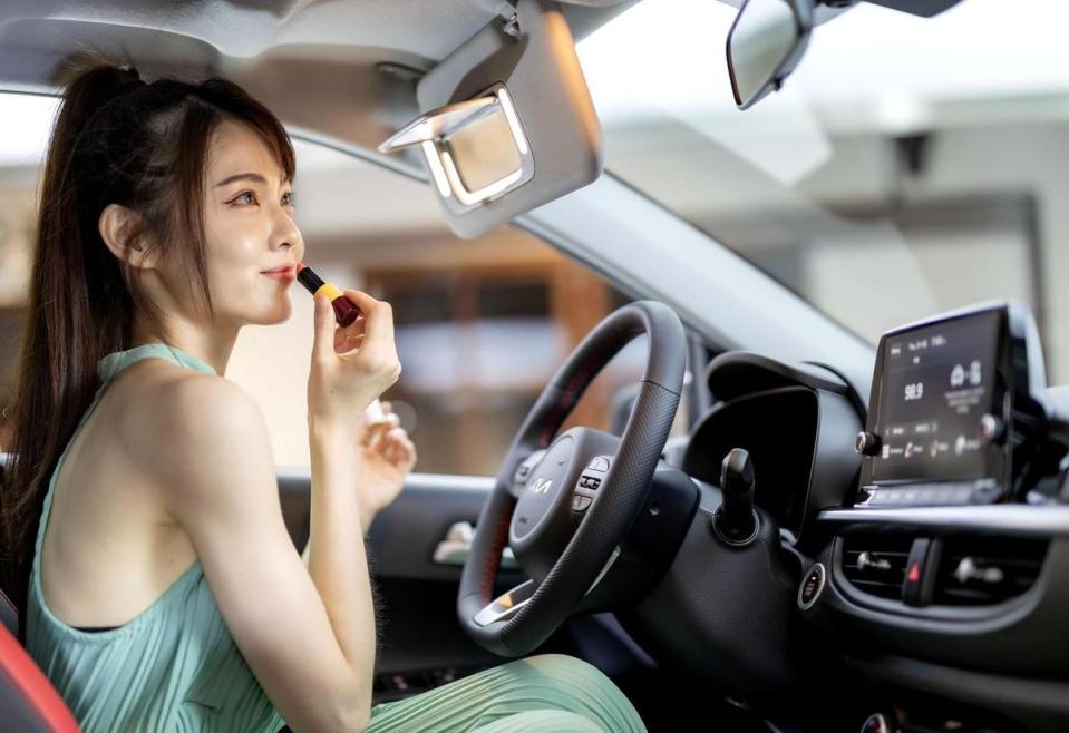 新增駕駛座遮陽板附LED柔光化妝鏡，用無微不至的貼心細節，打造讓駕駛備受寵愛的輕奢享受。