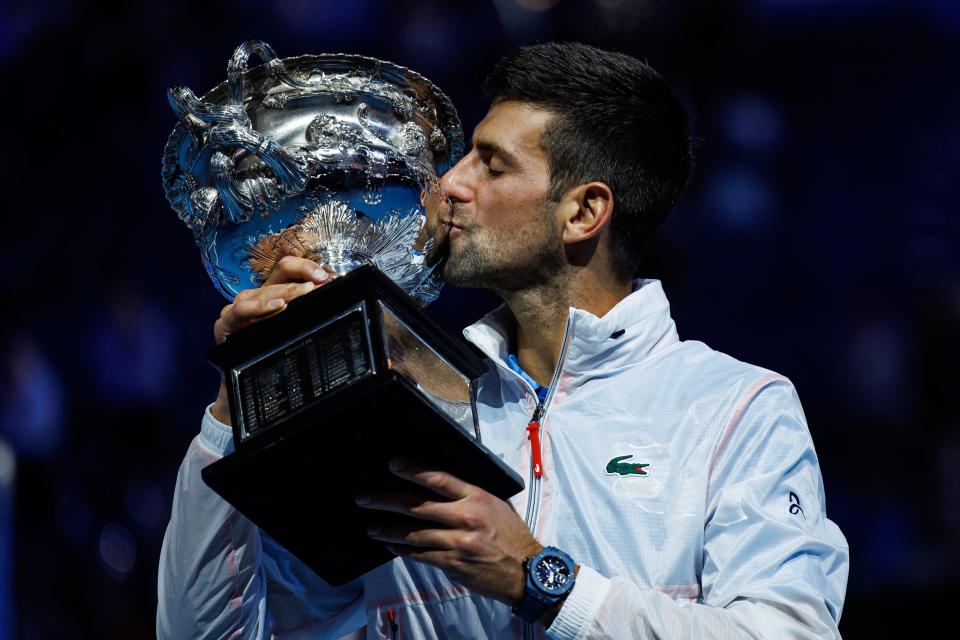 Novak Djokovic de Serbia posa con el trofeo después de vencer a Stefanos Tsitsipas de Grecia en la final masculina del Abierto de Australia.