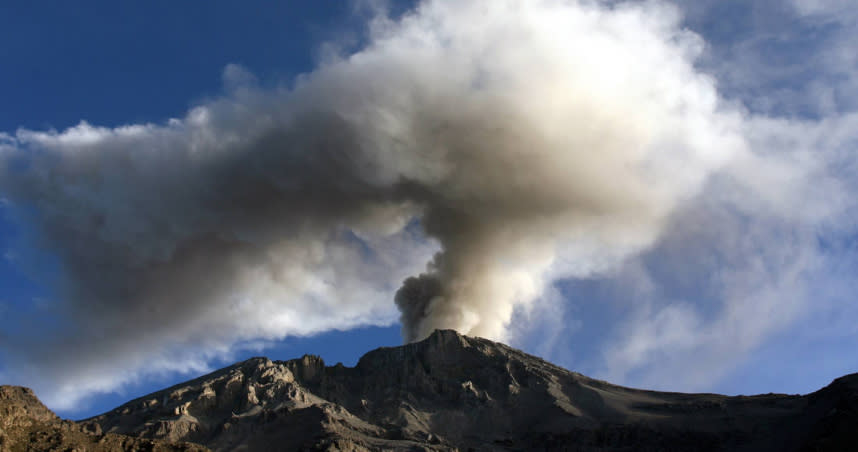 祕魯南部地區莫克瓜（Moquegua）的烏維納斯火山（Ubinas）連日噴發火山灰，圖為該火山於2006年噴發火山灰情況。（圖／達志／路透社）