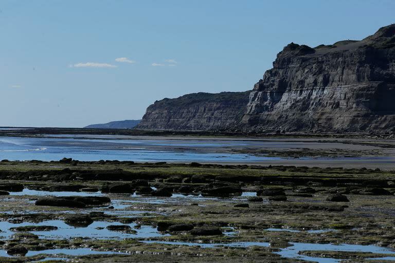 La playa es de arena fina, y hacia el sur, con restinga