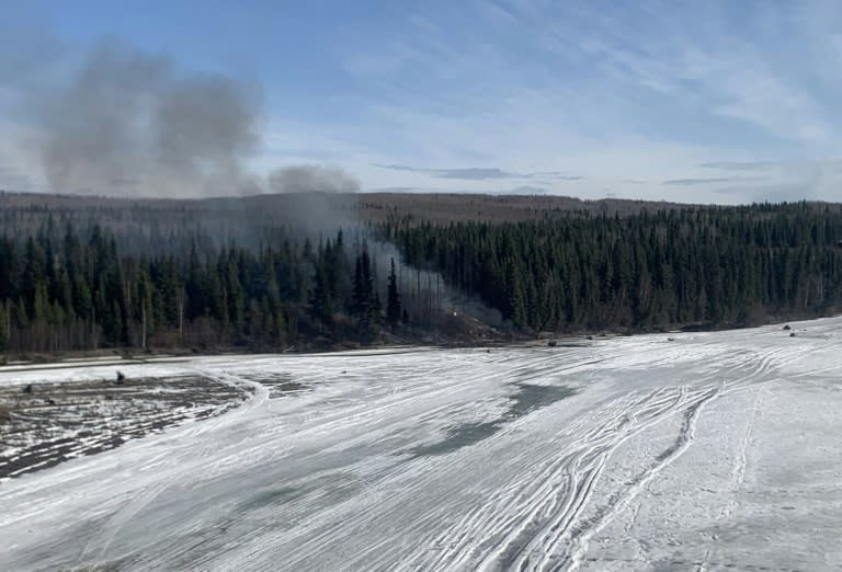 Photo diffusée par les soldats de l'État de l'Alaska, le 23 avril 2024, montrant de la fumée au-dessus du site où un avion cargo s'est écrasé près de l'aéroport de Fairbanks (-)