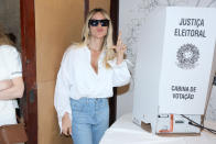<p>Giovanna Ewbank e o marido, Bruno Gagliasso, votaram juntos no Rio de Janeiro (Foto: Thyago Andrade/Brazil News)</p> 
