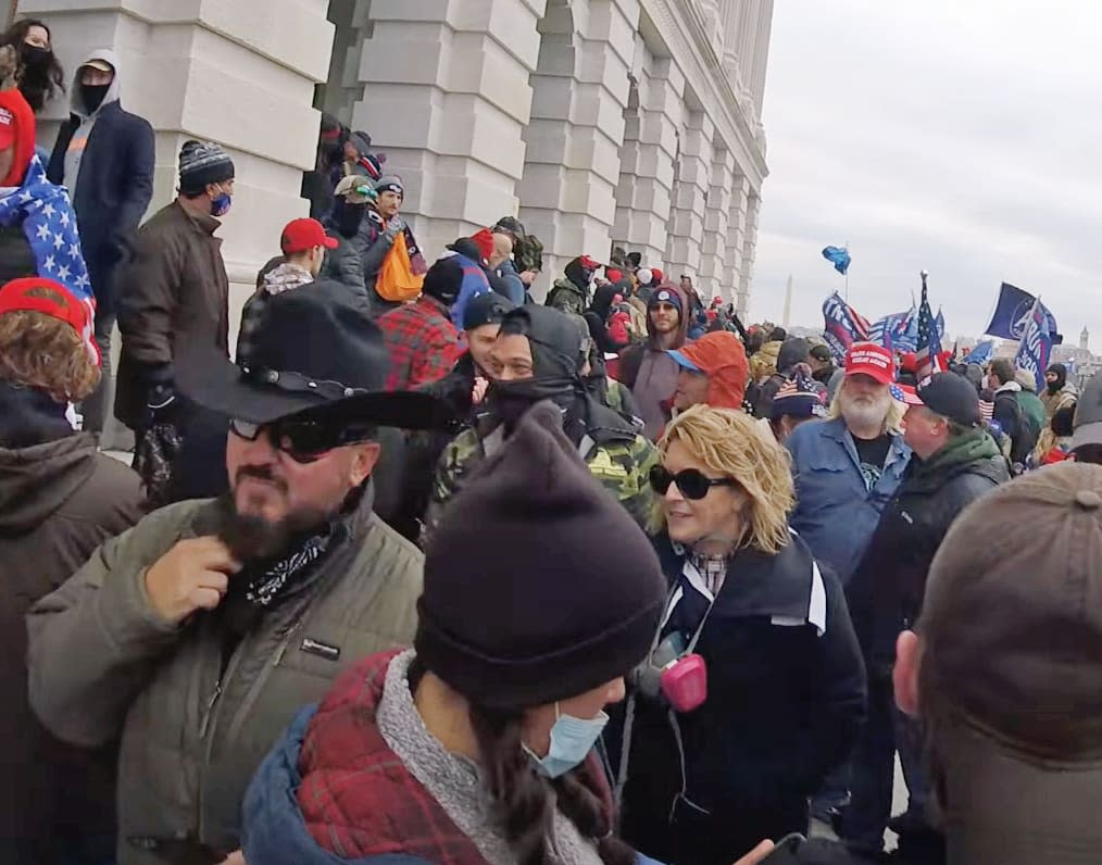 Stewart Rhodes, founder of the Oath Keepers, left, and Kellye SoRelle, in sunglasses, at the Capitol on Jan. 6, 2021. (via 4minutereport.com)