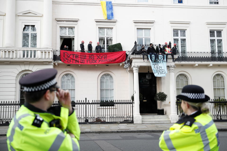 Ocho personas fueron detenidas por esta acción de ocupación de la casa de un oligarca ruso en Londres. (Foto: REUTERS/Peter Nicholls)