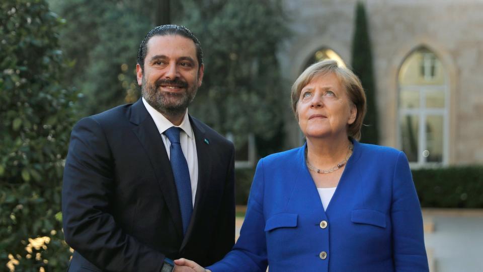 Bundeskanzlerin Angela Merkel wird in Beirut vom libanesischen Ministerpräsidenten Saad Hariri begrüßt. Foto: Hussein Malla/AP