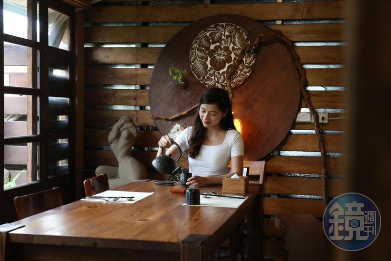 「入木三分」是間無菜單蔬食料理餐廳，餐前先來一盞「白鶴靈芝茶」，降火氣還能養精氣神。