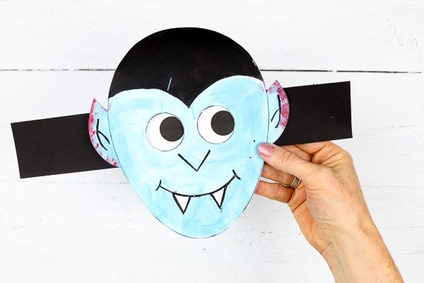 vampire with moving eyes halloween craft for kids (Arty Crafty Kids )