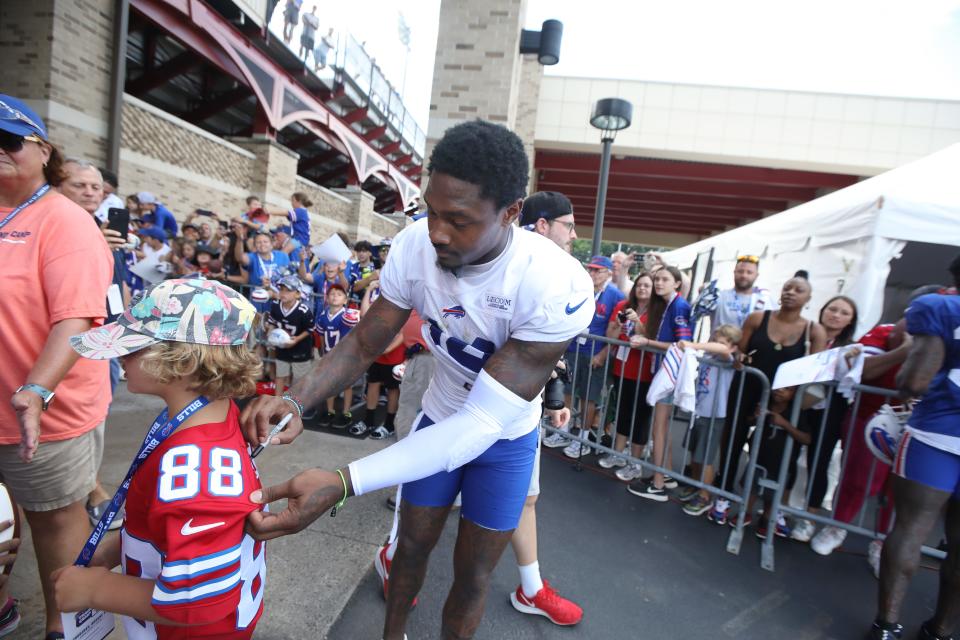 Stefon Diggs y el resto de los Bills son ocasionalmente accesibles para autógrafos después de cada práctica.