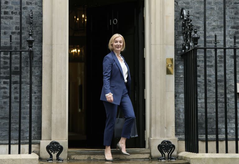 La primera ministra británica Liz Truss sale del número 10 de Downing Street, en Londres. (AP Foto/Frank Augstein, Archivo)