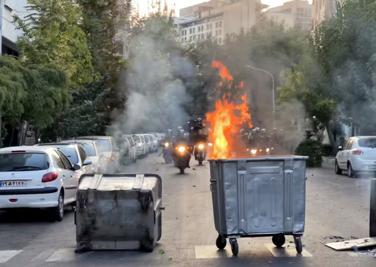 Una imagen obtenida por AFP muestra una papelera ardiendo durante una protesta por Mahsa Amini, una mujer que murió tras ser detenida por la "policía de la moral" de la república islámica, en Teherán el 20 de septiembre de 2022.