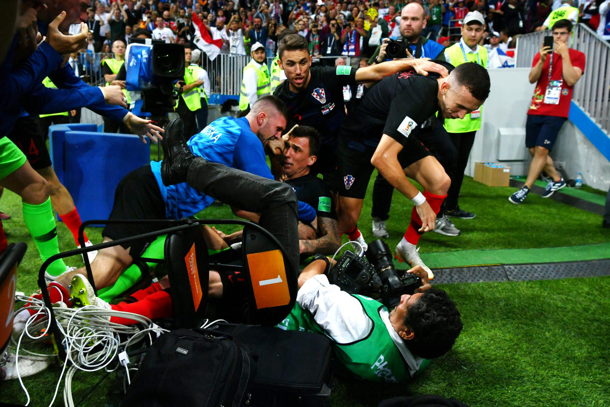 El equipo de Croacia celebra el gol frente Inglaterra, amontonados sobre Yuri Cortez (fotógrafo de la agencia AFP). | Foto: Getty