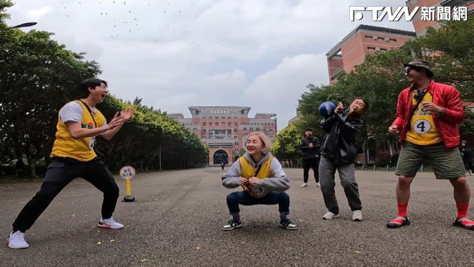 江宏傑（圖左）在遊戲過程中失手砸人。（圖／台視提供）