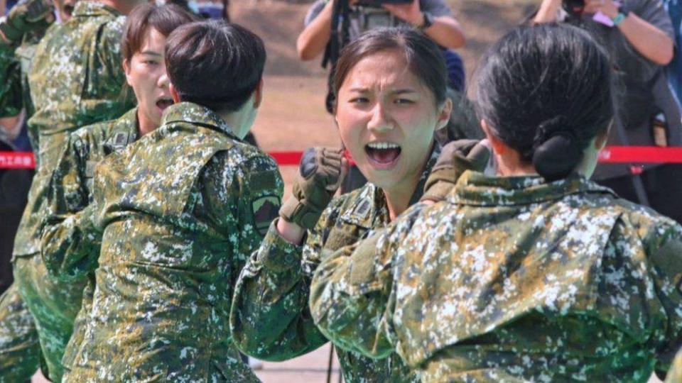 Soldadas de Taiwán entrenan.